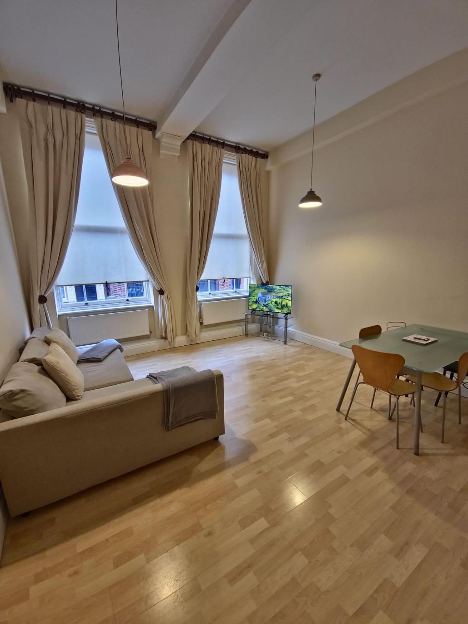 Hollowstone Place, Spacious 2 Bed, Centre Ng1, Sleeps 6,free Parking Apartment